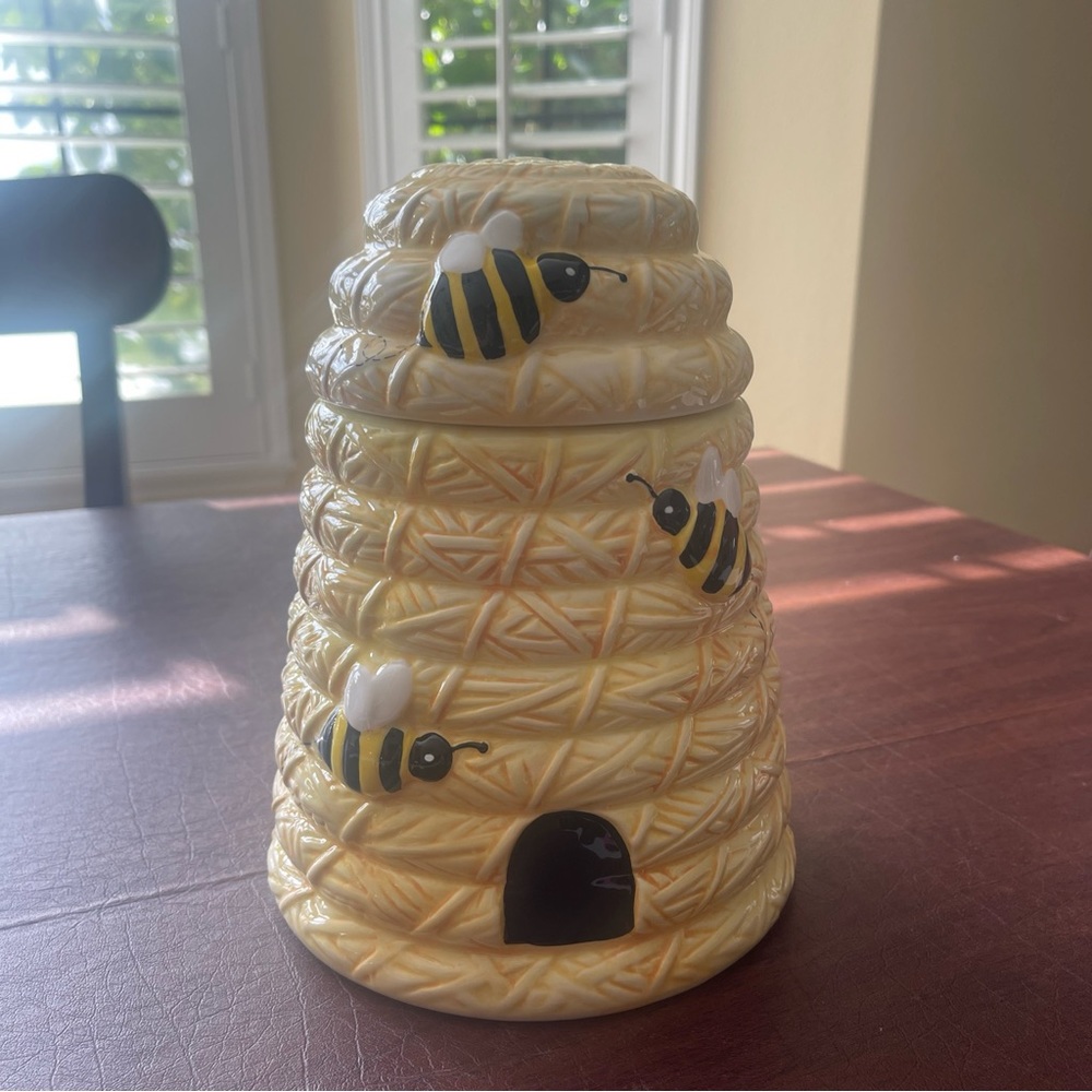 PIER 1 IMPORTS LARGE BEEHIVE COOKIE CERAMIC JAR; 9”H